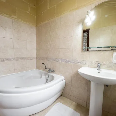 4 Bedroom With Large Private Pool Xewkija