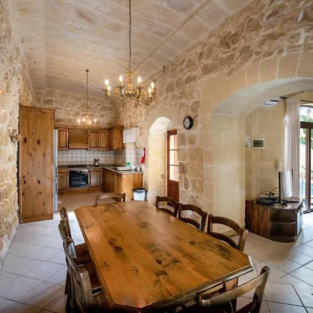 4 Bedroom With Large Private Pool *