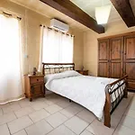 Hébergement de vacances 4 Bedroom With Large Private Pool *
