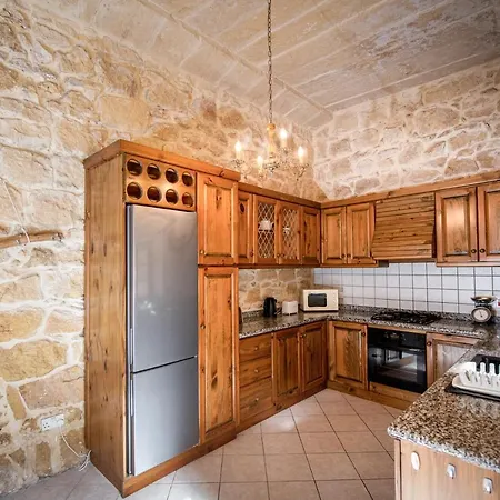 4 Bedroom With Large Private Pool *