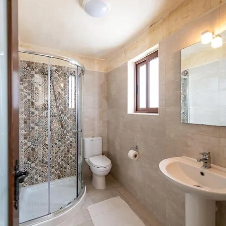 4 Bedroom With Large Private Pool *