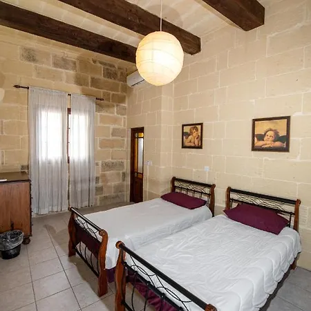 4 Bedroom With Large Private Pool Xewkija