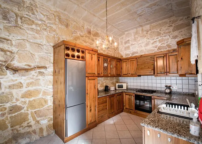 4 Bedroom With Large Private Pool *