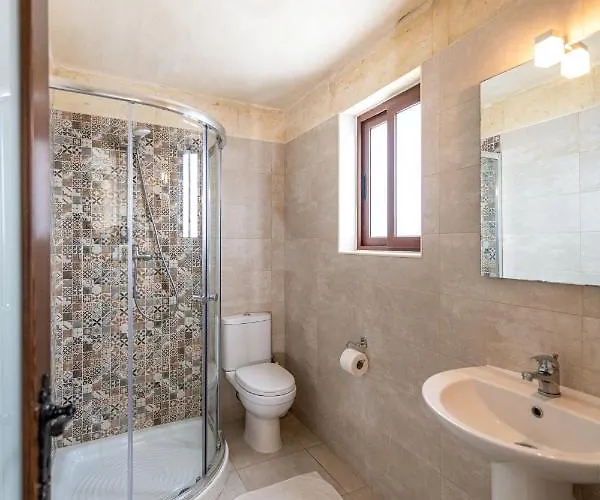 4 Bedroom With Large Private Pool *