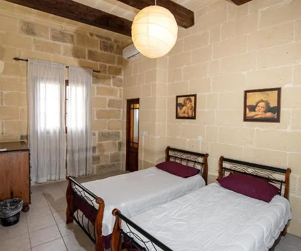 4 Bedroom With Large Private Pool Xewkija