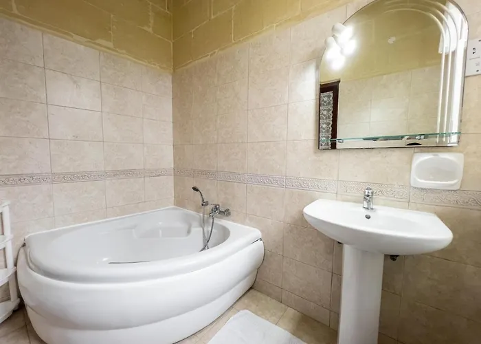 4 Bedroom With Large Private Pool Xewkija