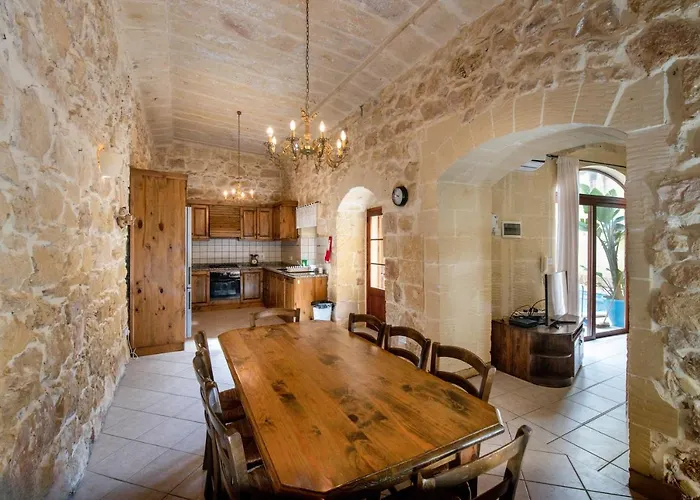 4 Bedroom With Large Private Pool *